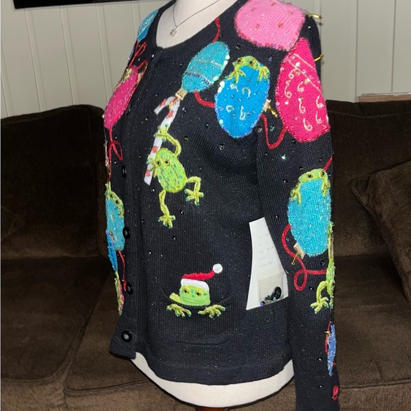 Design Options • Small • Cardigan • Sweater • Frogs & Christmas Design • New - Picture 10 of 16